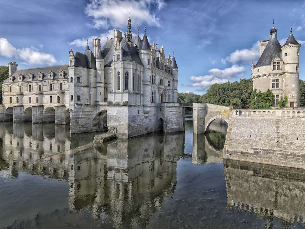 Discover the most beautiful castles in France, from the grandiose Château of Versailles to the intimate Château de Chenonceau.