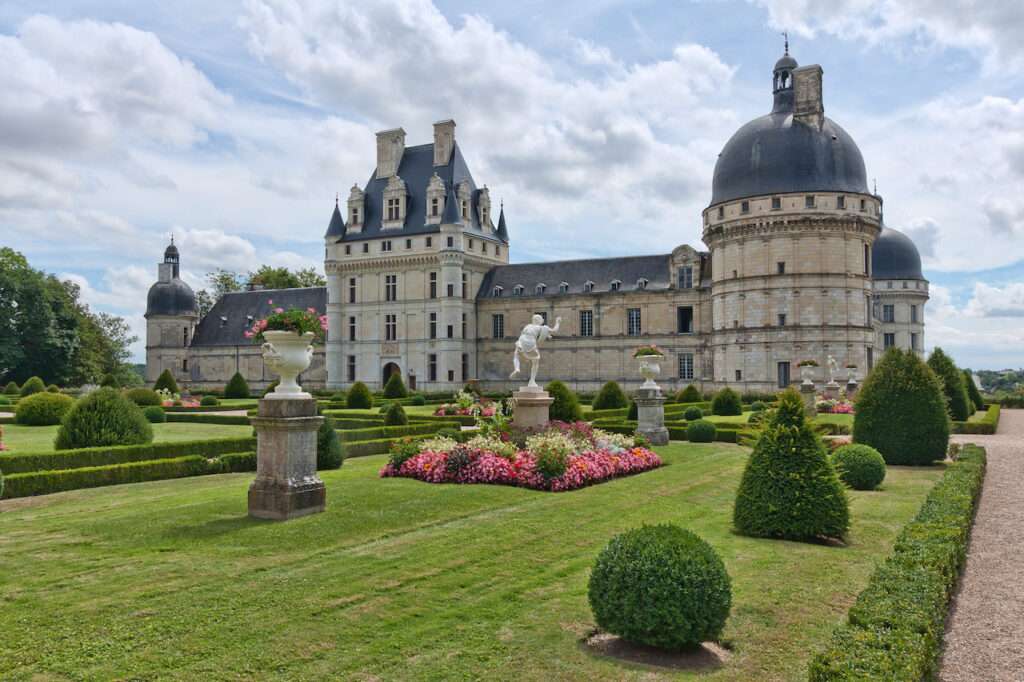 Discover the most beautiful castles in France, from the grandiose Château of Versailles to the intimate Château de Chenonceau.